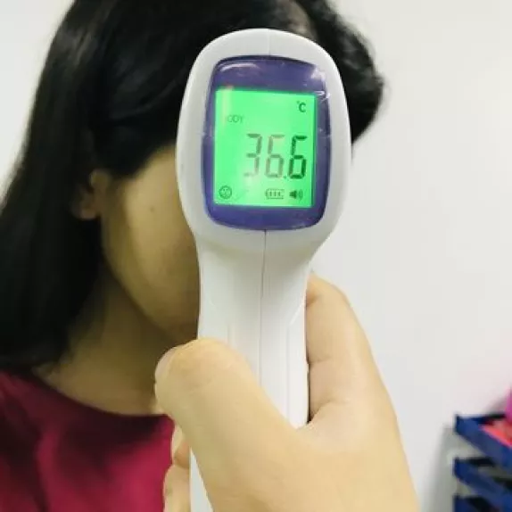 Termometru digital infrarosu, pentru frunte, fara contact cu pielea